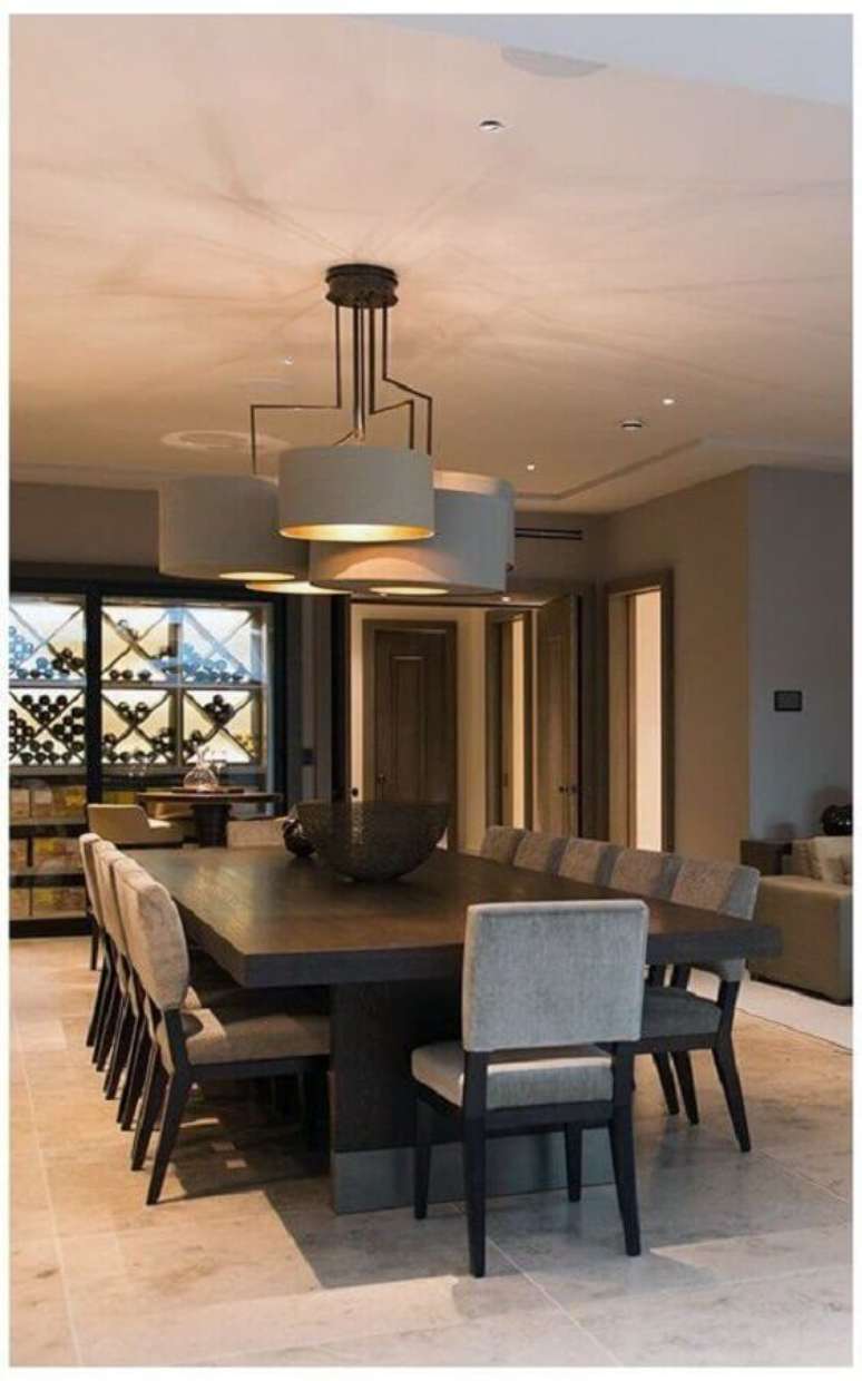 48. Lustre moderno para decoração com cadeiras para sala de jantar cinza – Foto: Apartment Therapy