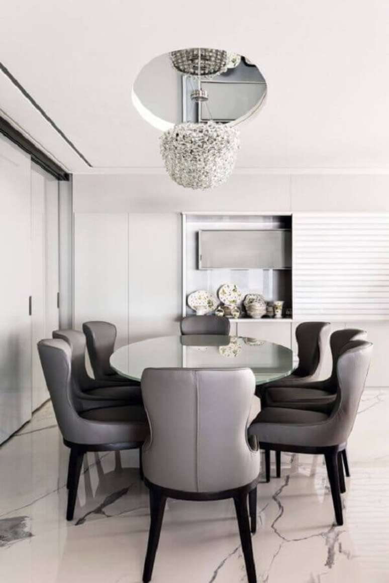 59. Sala de jantar sofisticada decorada com cadeira cinza para mesa de jantar oval – Foto: Jeito de Casa