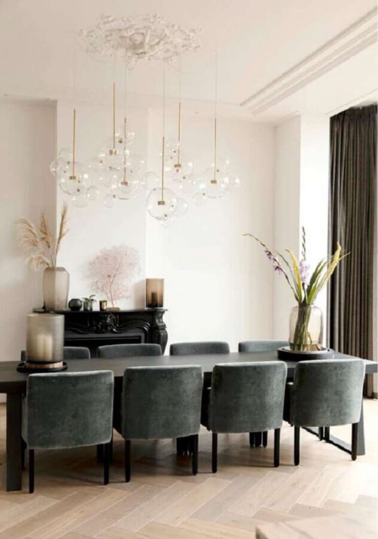 8. Decoração de sala de jantar com cadeira estofada cinza escuro – Foto: Clairz Interior Design
