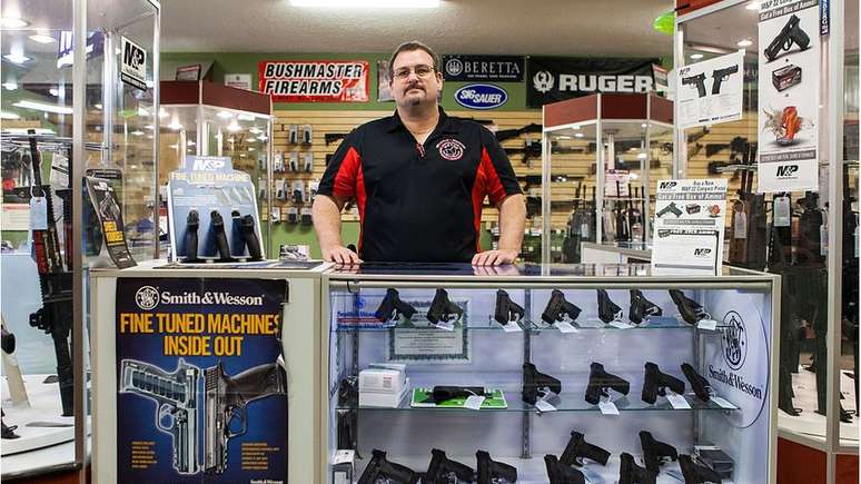 Para comprar armas de fogo em lojas nos EUA, você precisa atender a certos requisitos