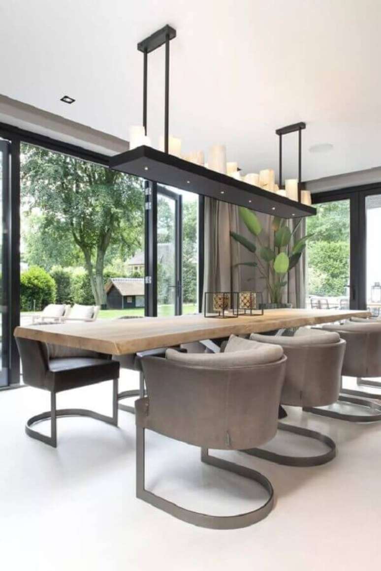 35. Decoração de sala de jantar moderna com cadeira estofada cinza – Foto: Apartment Therapy