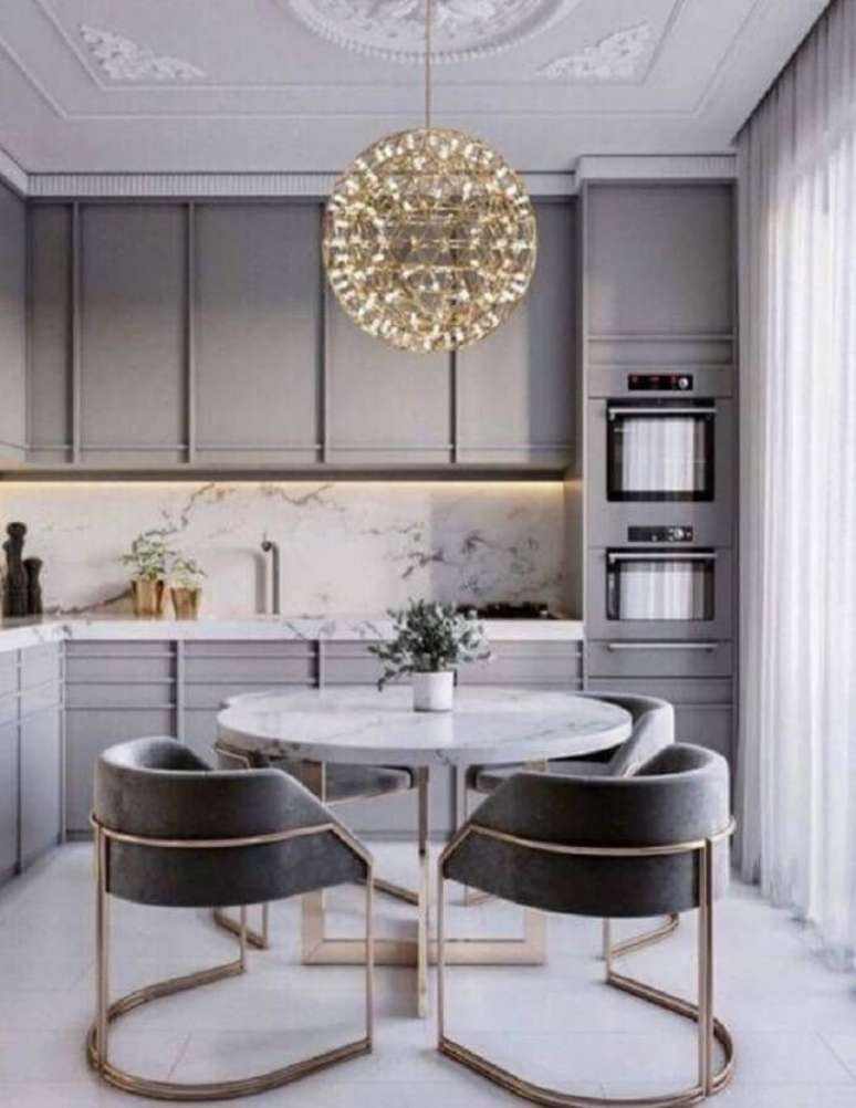 51. Decoração sofisticada com cadeira cinza para cozinha planejada moderna – Foto: Apartment Therapy