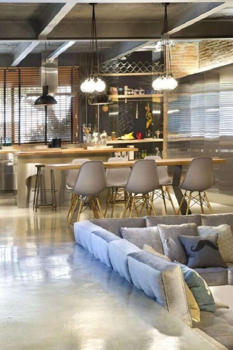 34. Decora&ccedil;&atilde;o de sala de jantar com mesa de madeira e cadeira eames cinza &ndash; Foto: Decostore