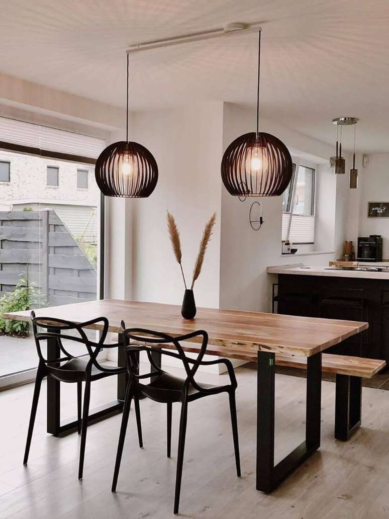 16. Cadeira allegra preta com mesa de madeira e lustre industrial – Foto Light Swing