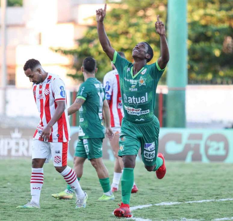 Mauro Silva celebra gol pela Portuguesa (Foto: Nathan Diniz/AA Portuguesa)