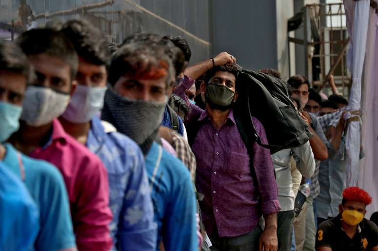 Pessos fazem fila para entrar em estação ferroviária em Mumbai, na Índia, em meio à pandemia de Covid-19
12/04/2021 REUTERS/Niharika Kulkarni