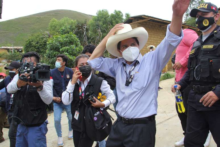Pedro Castillo, candidato à Presidência do Peru, acena depois de votar na cidade de Cajamarca
11/04/2021 Vidal Tarqui/ANDINA/Divulgação via REUTERS  