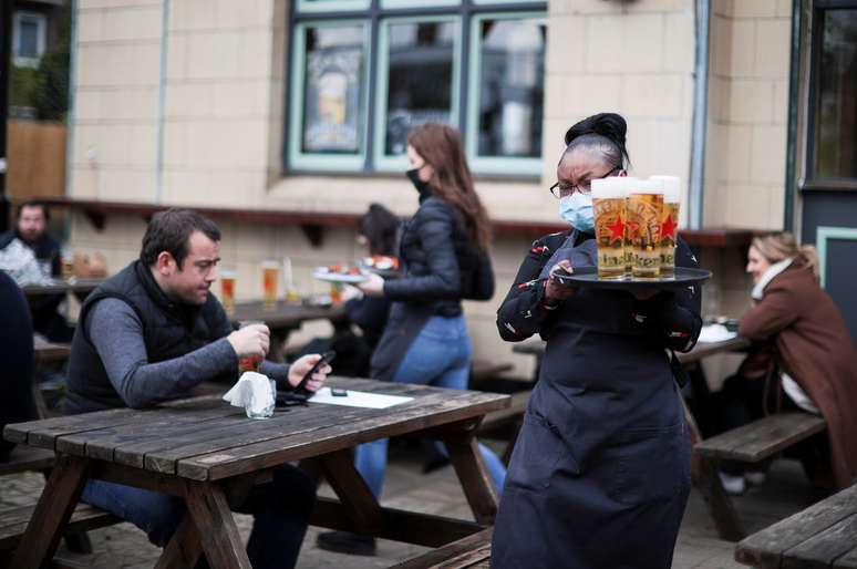 Pubs reabrem com redução das restrições contra a Covid-19 em Londres
12/04/2021 REUTERS/Hannah Mckay