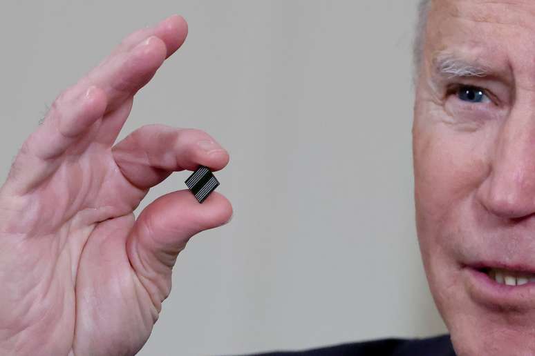 Presidente dos EUA, Joe Biden, mostra um chip de computador. 24/2/2021. REUTERS/Jonathan Ernst