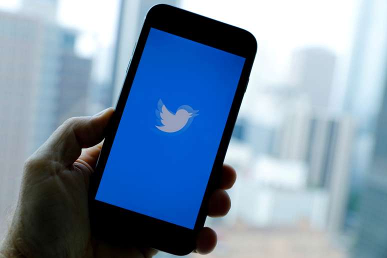 Logotipo do Twitter é mostrado em smartphone. 22/7/2019. REUTERS/Mike Blake