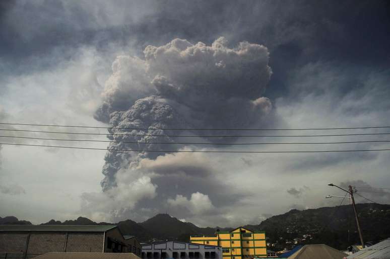 Cinzas e fumaça do vulcão La Soufriere em Kingstown 
 9/4/2021    REUTERS/Robertson S. Henry