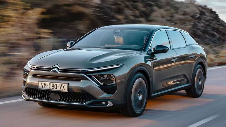 Citroën C5 X mescla elementos de sedã, perua e SUV e traz frente com faróis bipartidos. 