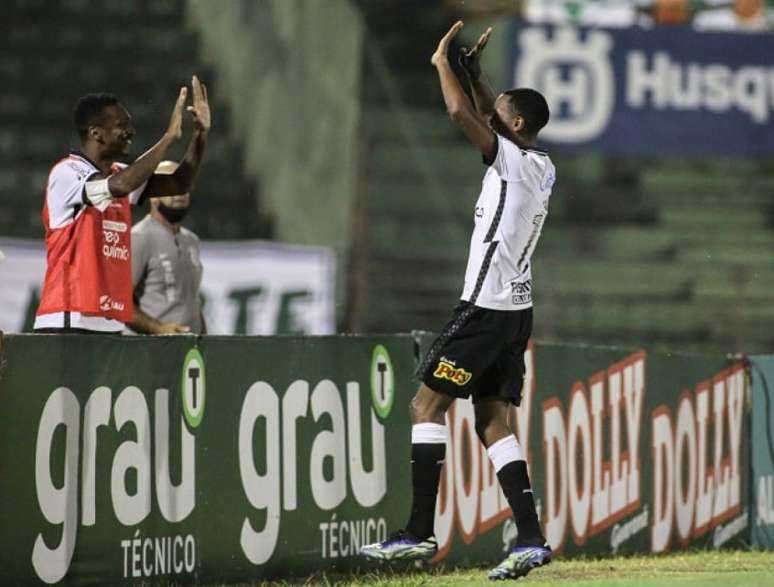 Cauê foi abraçar Jô logo após marcar o gol da vitória do Corinthians (Foto: Rodrigo Coca/Ag. Corinthians)