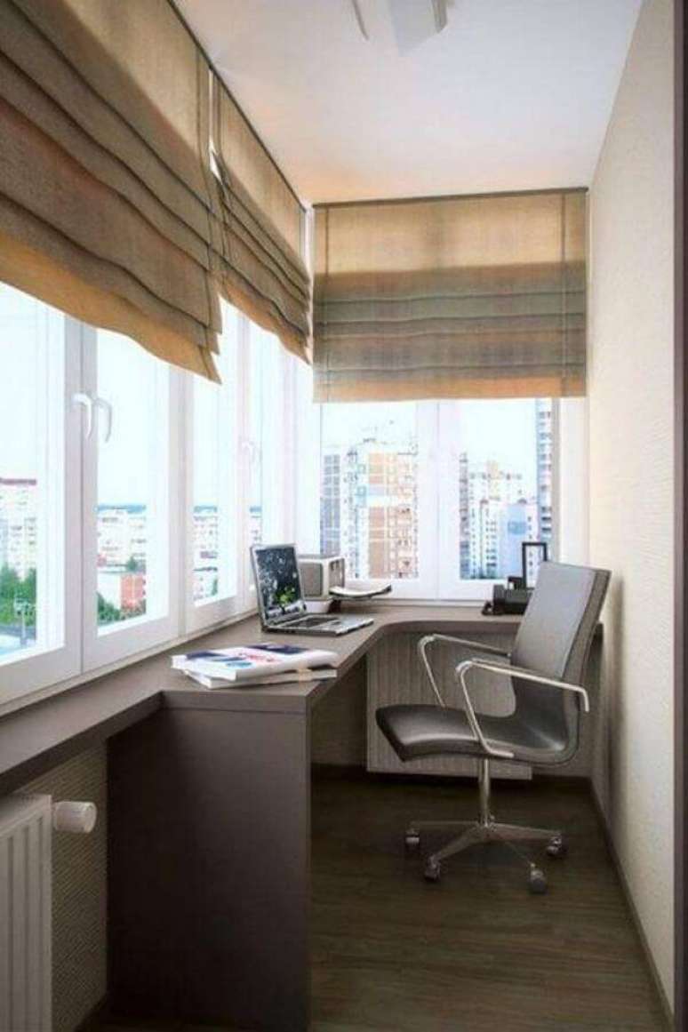 33. Home office simples decorado com mesa de canto e cadeira de escritório cinza – Foto: Bela Lopes Arquitetura