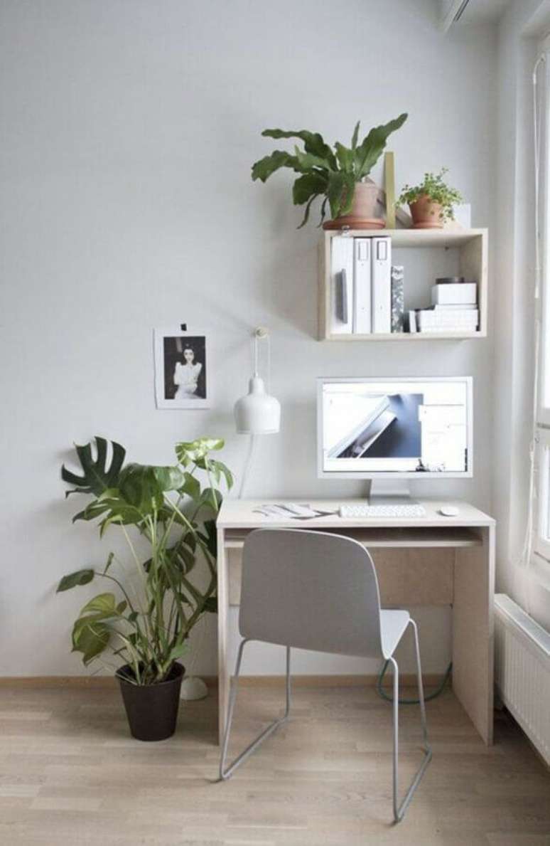 47. Decoração simples para home office pequeno com cadeira cinza claro – Foto: Pinterest
