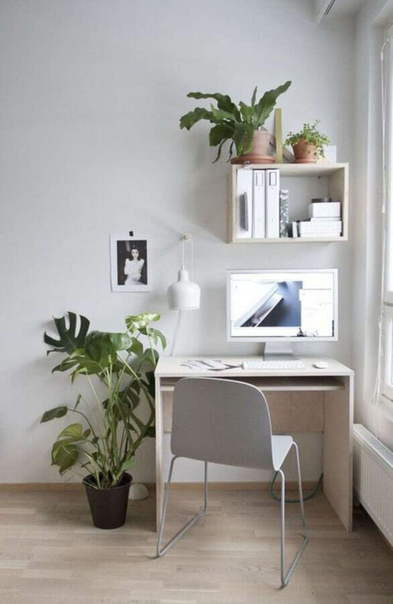 47. Decora&ccedil;&atilde;o simples para home office pequeno com cadeira cinza claro &ndash; Foto: Pinterest