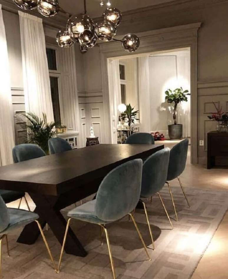 54. Sala de jantar de luxo decorada com mesa de madeira e cadeira estofada cinza – Foto: We Heart It