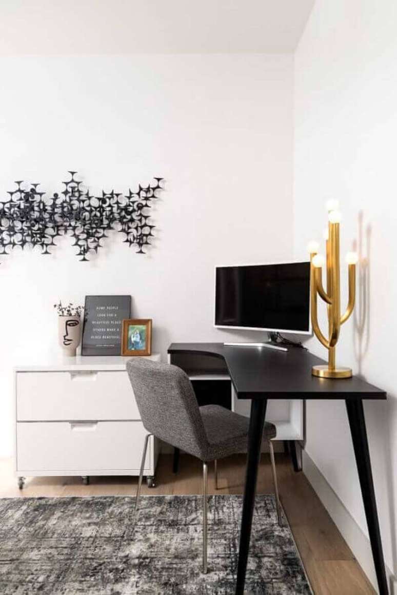 30. Home office simples decorado com escrivaninha preta de canto e cadeira cinza estofada – Foto: Architecture Art Designs
