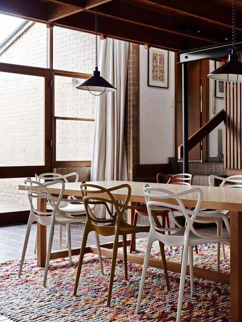 38. Sala de jantar moderna com cadeira allegra branca e marrom -Foto Pinterest