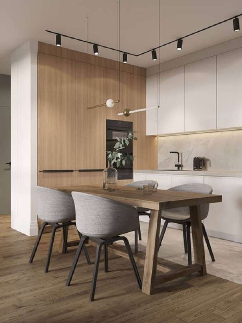29. Decoração de cozinha planejada moderna com cadeira cinza para mesa de jantar de madeira – Foto: Behance