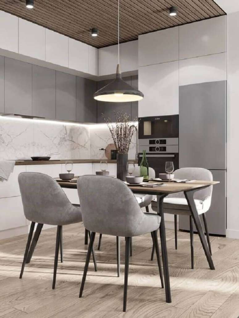 22. Cozinha planejada moderna decorada com cadeira de jantar cinza – Foto: Yandex