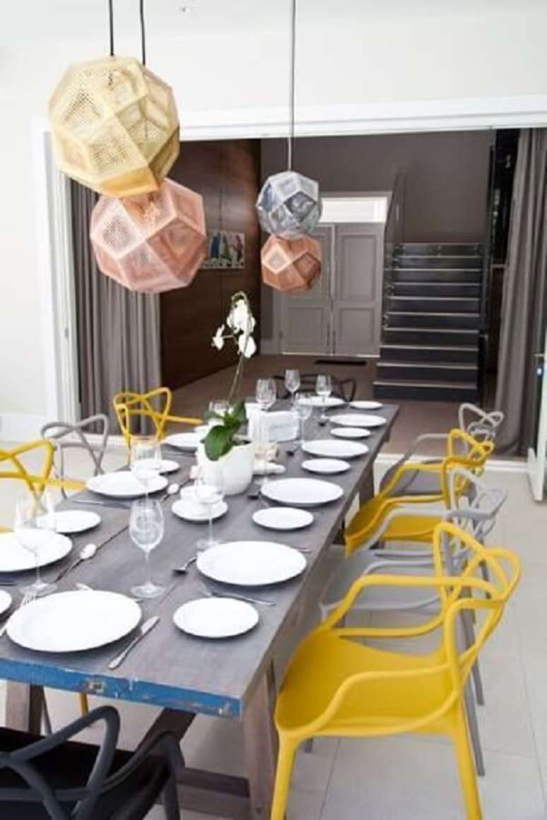 46. Cadeira allegra amarela e cinza para sala – Foto Delikatissen