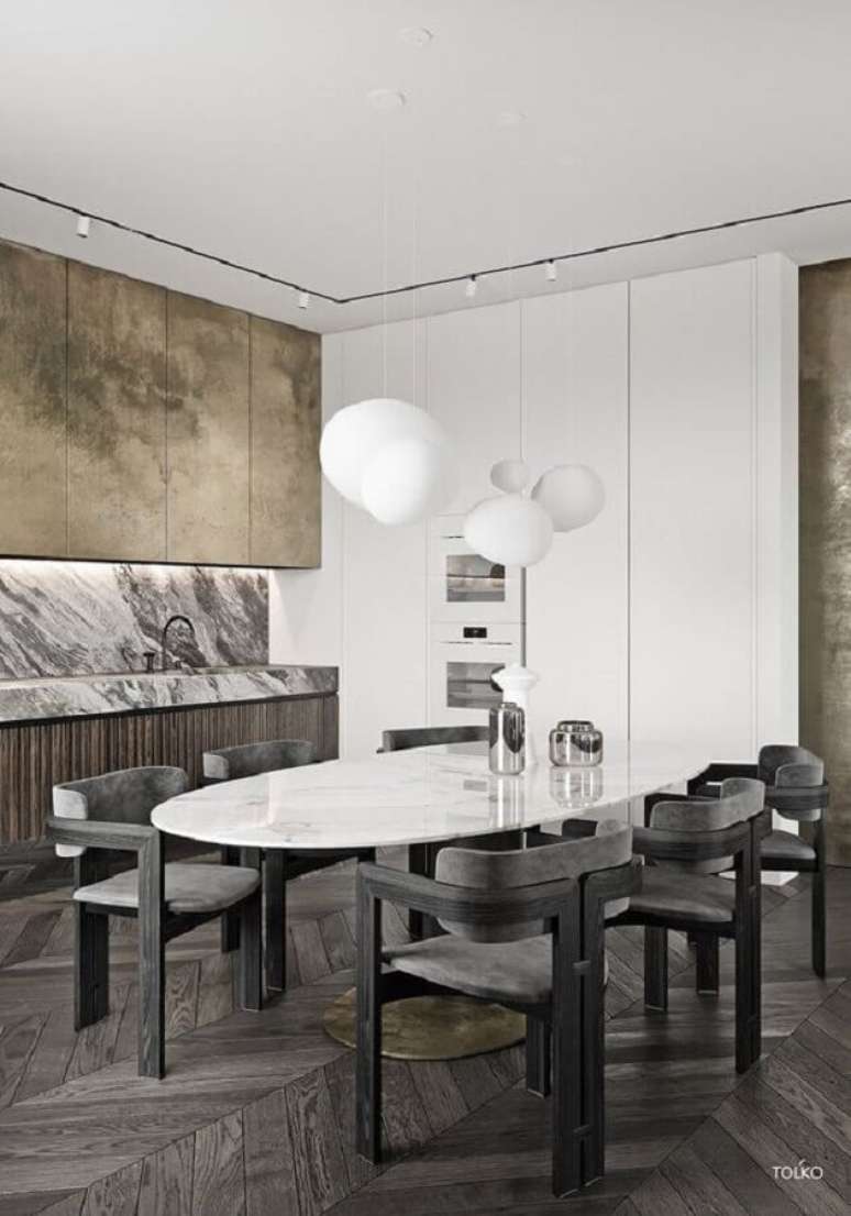 14. Decoração de cozinha moderna com cadeira cinza escuro diferente para mesa oval – Foto: Home Designing