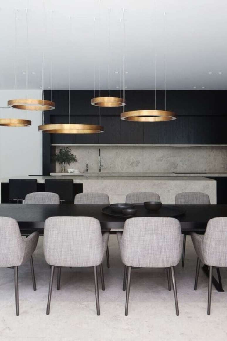 17. Cozinha preta moderna decorada com luminária redonda pendente e cadeira cinza claro para mesa preta – Foto: Signorino Tile Gallery
