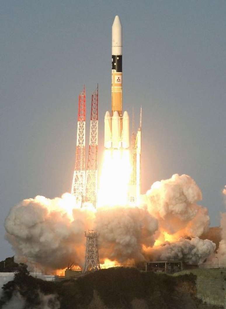 Foguete levando satélite da Telesat é lançado em região de do Japão. 24/11/2015.  Mandatory credit REUTERS/Kyodo 