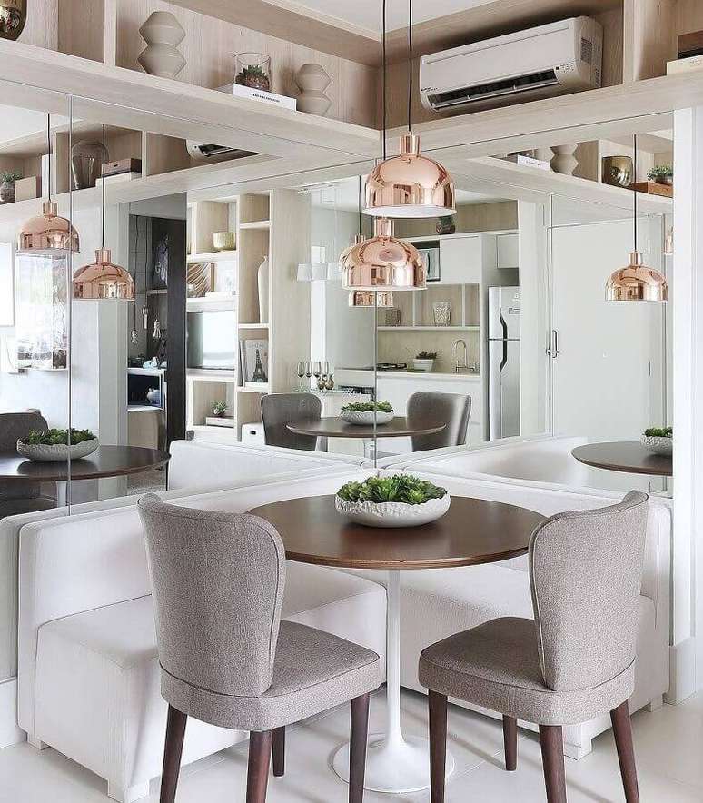 21. Canto alem&atilde;o com cadeira cinza claro para decora&ccedil;&atilde;o de sala de jantar pequena com parede espelhada &ndash; Foto: Jeito de Casa