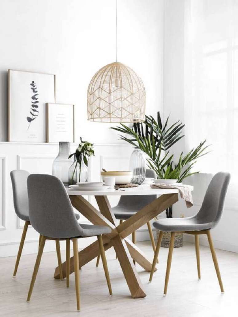 38. Decoração minimalista com cadeira de jantar cinza e mesa redonda – Foto: Kenay Home