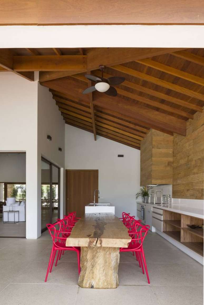 9. Mesa de madeira com cadeira allegra vermelha – Foto Pinterest