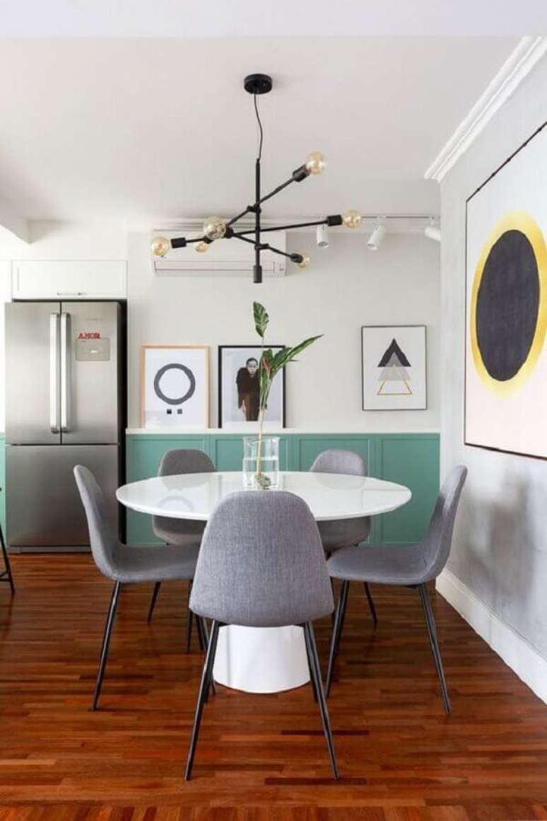 44. Decoração simples para sala de jantar com cadeira cinza para mesa redonda – Foto: Histórias de Casa
