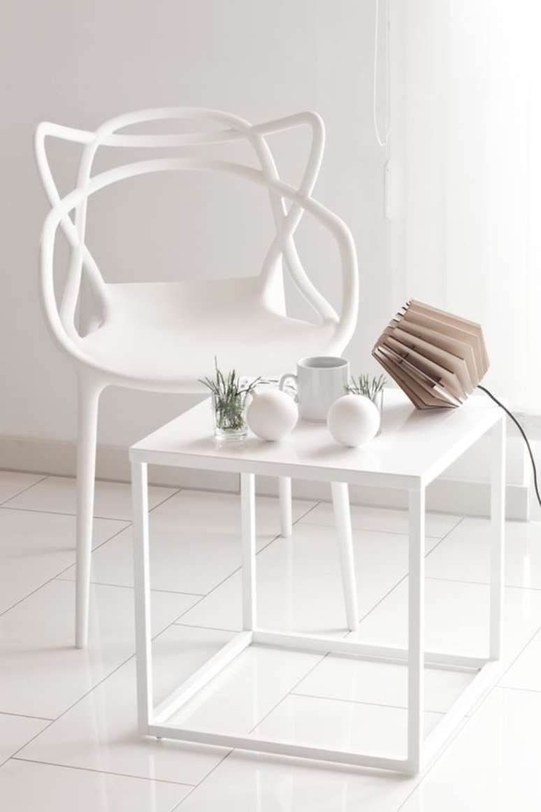 24. Cadeira allegre branca com mesa de centro combinando – Foto Pinterest