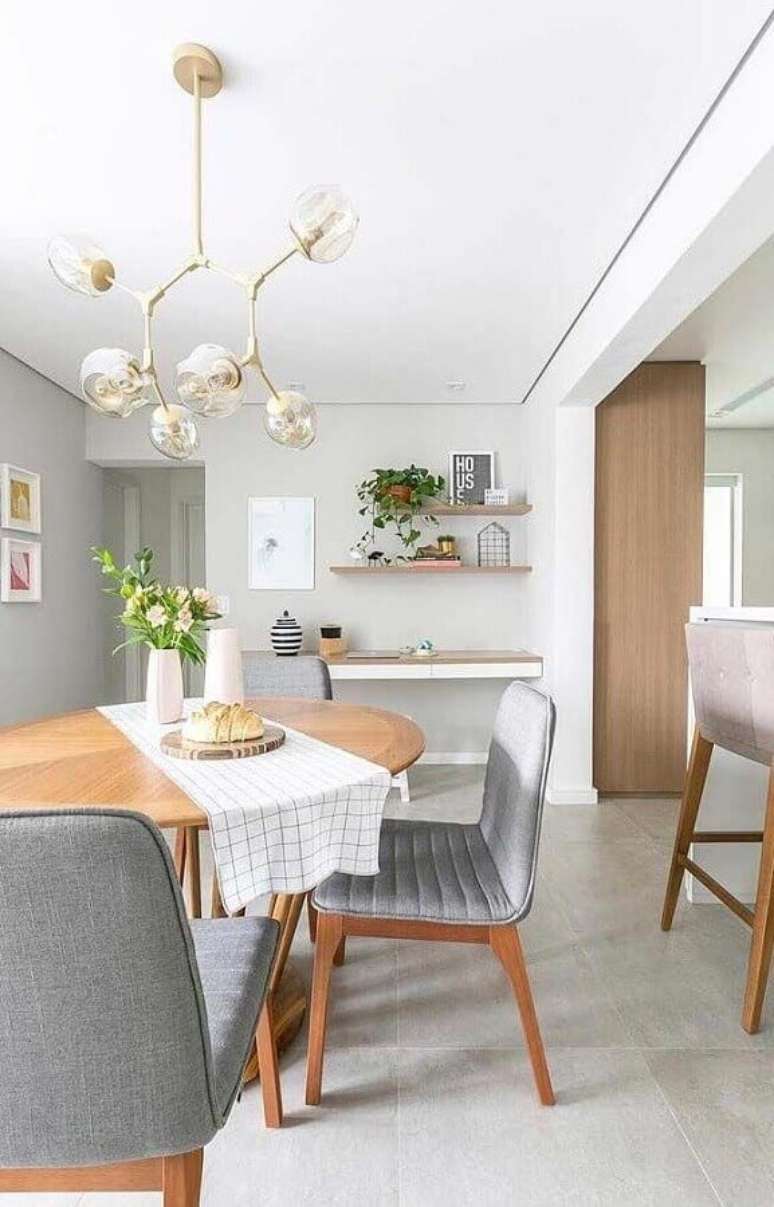 24. Decoração moderna para sala com cadeira cinza claro e mesa de madeira redonda – Foto: Houzz