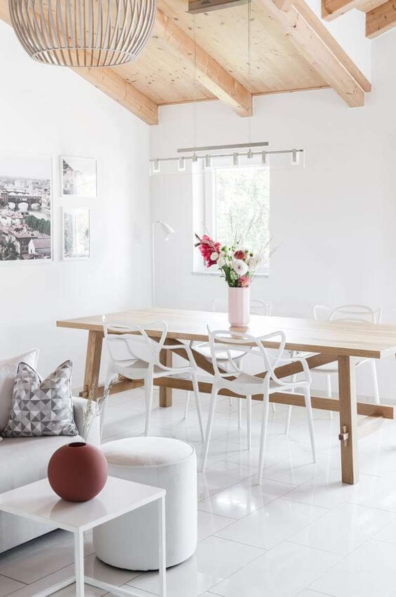 31. Mesa de jantar de madeira com cadeira allegra branco – Foto Pinterest