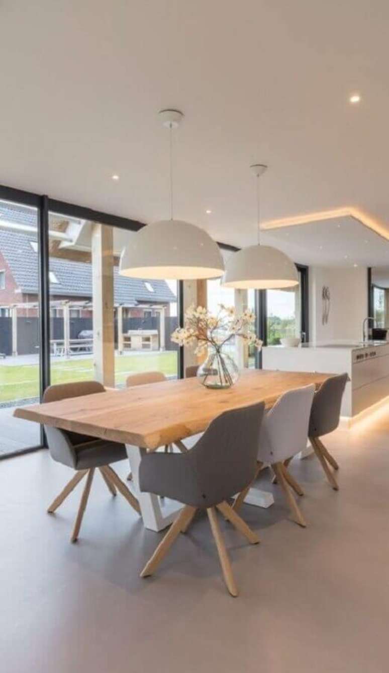 23. Que tal misturar diferentes tonalidades de cadeira cinza na sua decora&ccedil;&atilde;o? &ndash; Foto: Pinterest