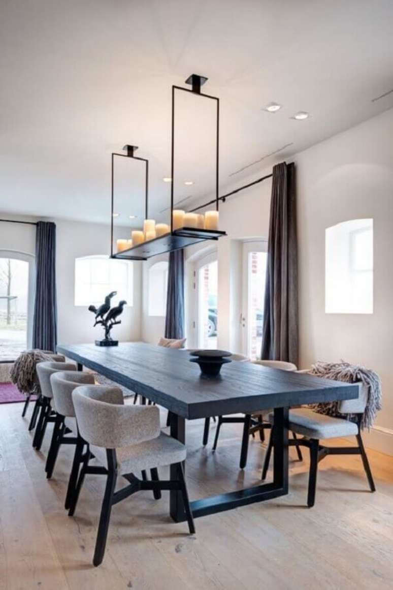 25. Decora&ccedil;&atilde;o com cadeira cinza para mesa de jantar de madeira preta &ndash; Foto: Boca do Lobo