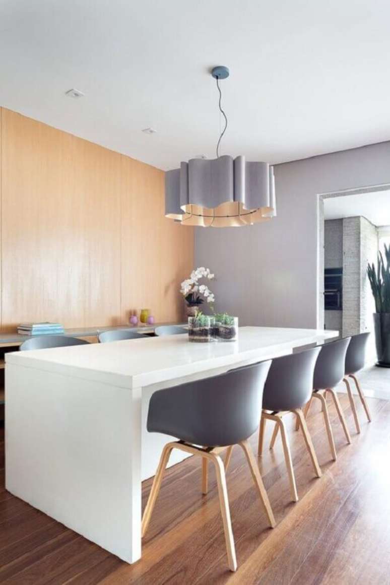 16. Lustre moderno para sala de jantar decorada com cadeira cinza para mesa de jantar branca – Foto: Casa de Valentina