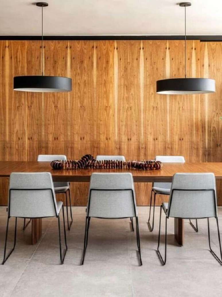5. Cadeira cinza claro moderna para decoração de sala de jantar amadeirada – Foto: Casa de Valentina