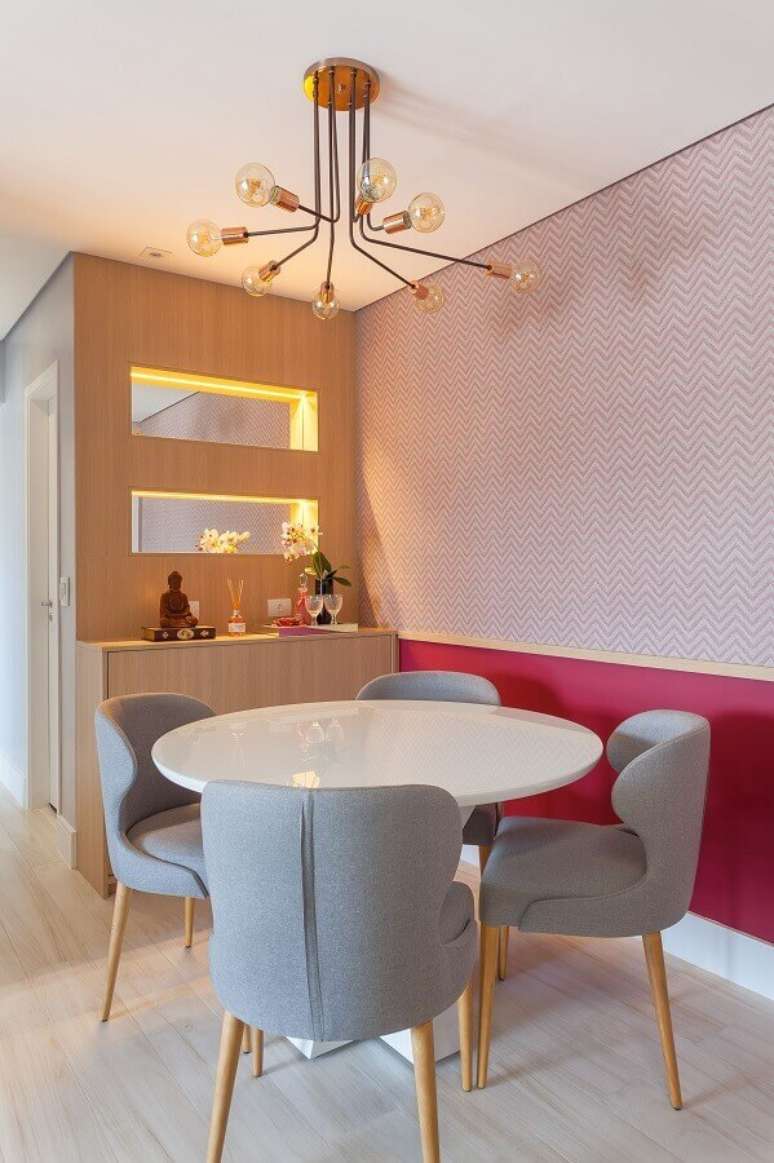 4. Sala de jantar pequena decorada com cadeira estofada cinza e lustre moderno – Foto: Rúbia M. Vieira Interiores