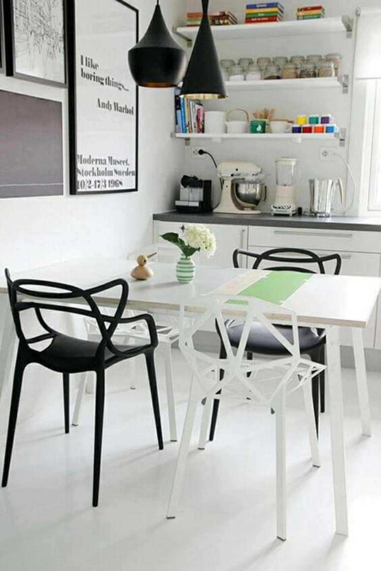 30. Mesa de jantar com cadeira allegra preto e branco – Foto Casa e Decor