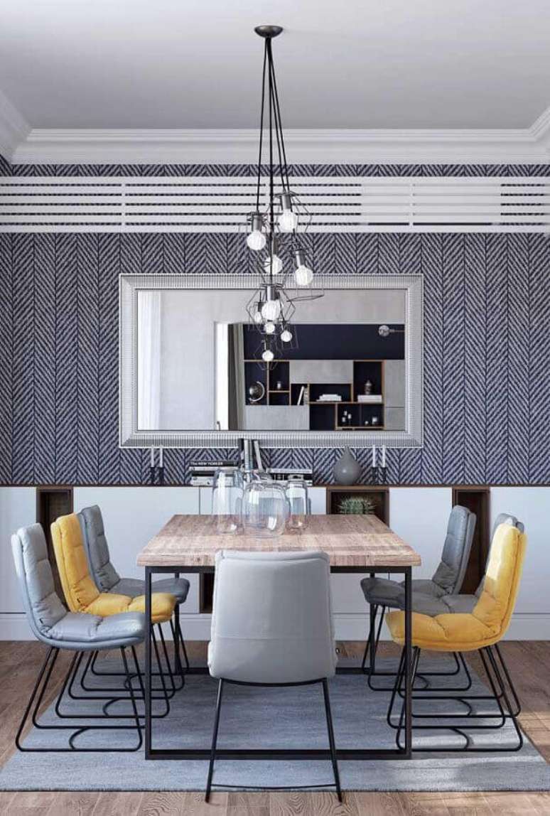 55. Cadeira amarela e cadeira cinza para decoração de sala de jantar com mesa estilo industrial – Foto: Ideias Decor