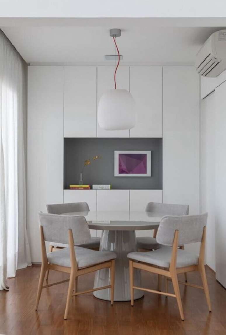 37. Decora&ccedil;&atilde;o clean com cadeira cinza para mesa de jantar redonda &ndash; Foto: Home Fashion Trend