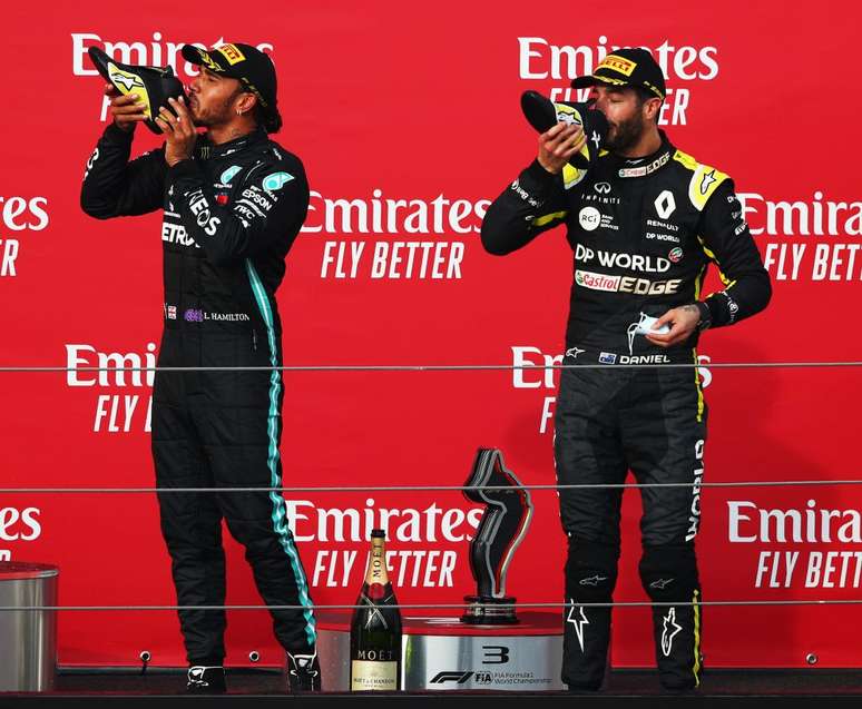 Hamilton aprecia a champanhe na sapartilha de Ricciardo no pódio em Ímola/2020