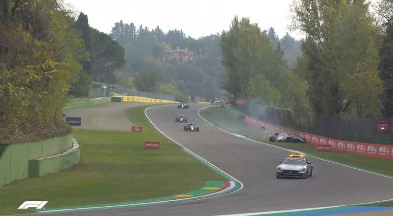 Russell cometendo uma &#034;barbeiragem&#034; atrás do Safety Car em Ímola/2020.