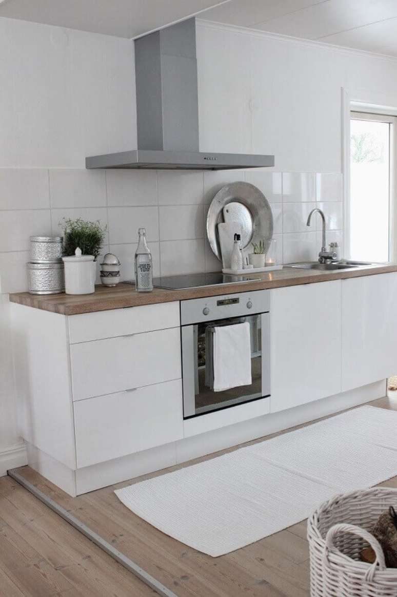 70. Modelos de tapetes para cozinha branca com decoração simples – Foto: Pinterest
