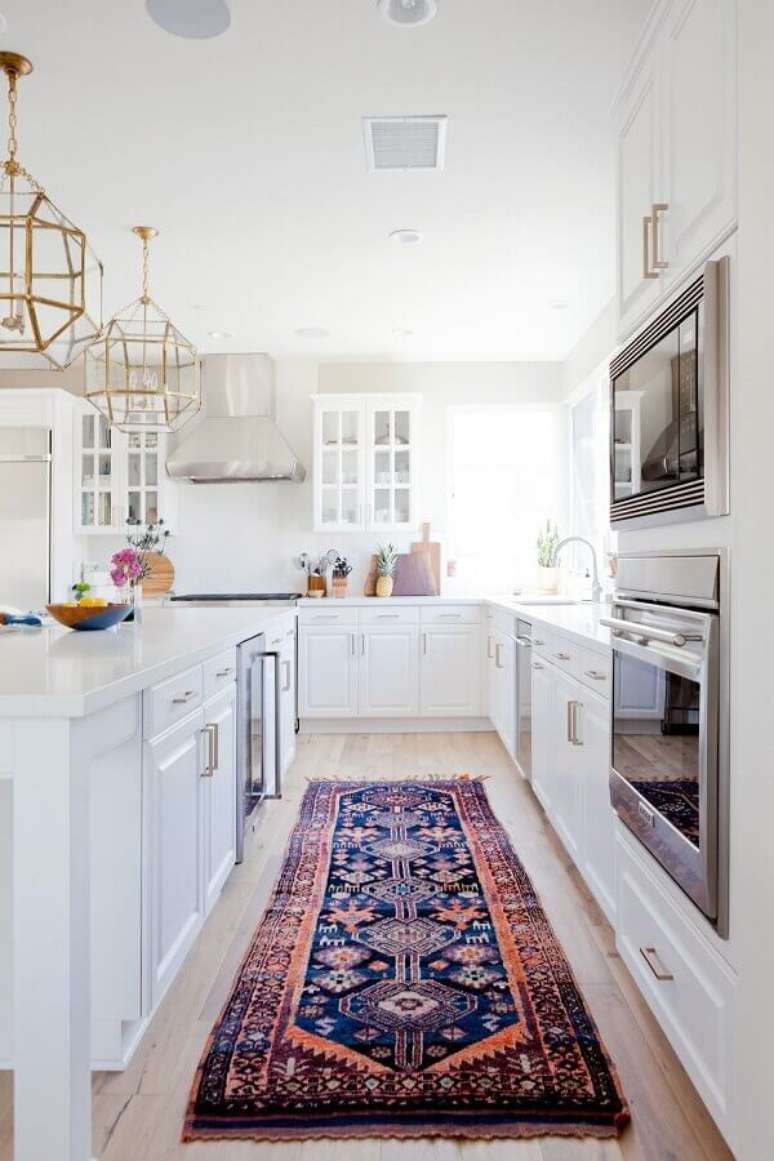 53. Modelos de tapete para decoração de cozinha planejada toda branca – Foto: Jeito de Casa