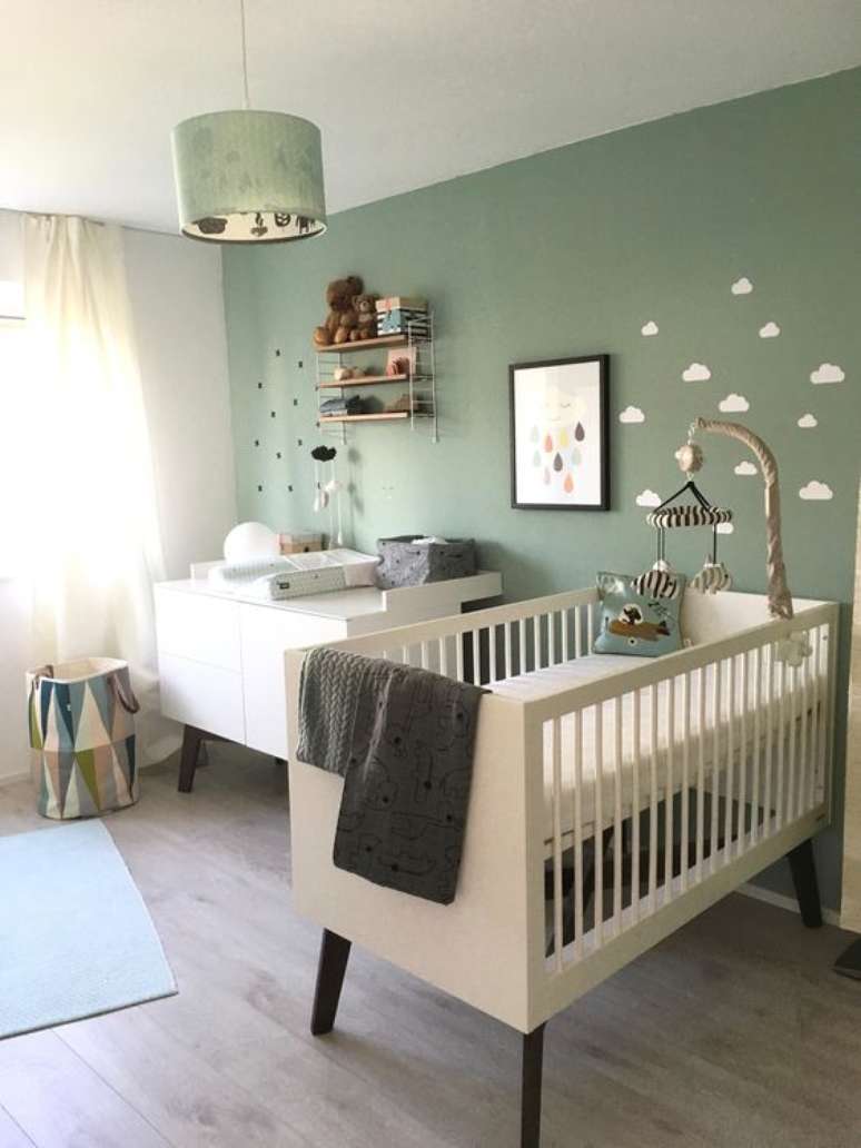 25. Quarto de bebe retro com parede verde e berço offwhite – Foto Couch Style