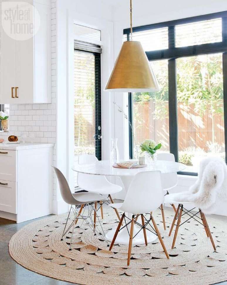 5. Decoração clean para sala de jantar com modelo de tapete redondo de sisal – Foto: SVM House
